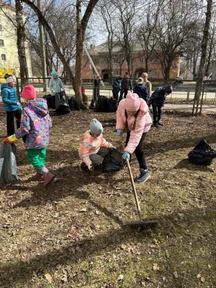 Весенняя уборка школьной территории.